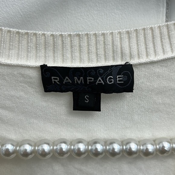 Rampage size small cropped, v-neck off-white cardigan. - Picture 2 of 4